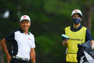 "Sweet & sour" support from his caddy gave Hirotato Naito a first victory possibility