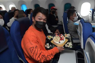 Taiheiyo Masters winner Jinichiro Kozuma gets cerebrated in the sky on chartered flight to Miyazaki
