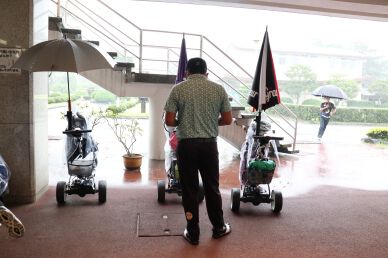 降雨によりスタート遅れ