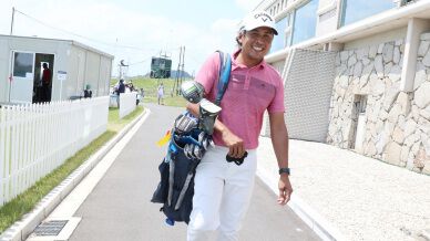 Juvic Pagunsan marks 65 with only 11 club in his self-carried bag to gain outright lead