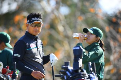 "The only Asian Major winner who won by beating Tiger" takes the lead on Day 2