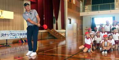 Shaun Norris gave a SNAG Golf lesson at the local elementary school in Okinawa