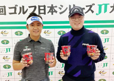 Sang-Hyun Park and Jung-Gon Hwang showed their thanks with home country's specialty "Hot Ramen"