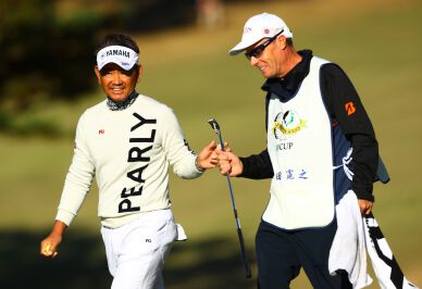 Hiroyuki Fujita's shows gratitude to his "dearest buddy" caddie with 2 eagles on R2 at JT Cup