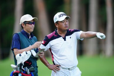 Komei Oda jumps up as co-leader wishes to win for his supporting caddies' final tournament