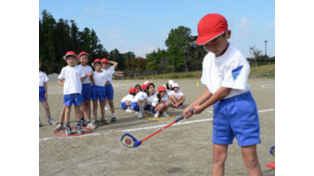 UBS日本ゴルフツアー選手権宍戸ヒルズの社会貢献活動によるスナッグゴルフ実技講 習を開始（11月7日）