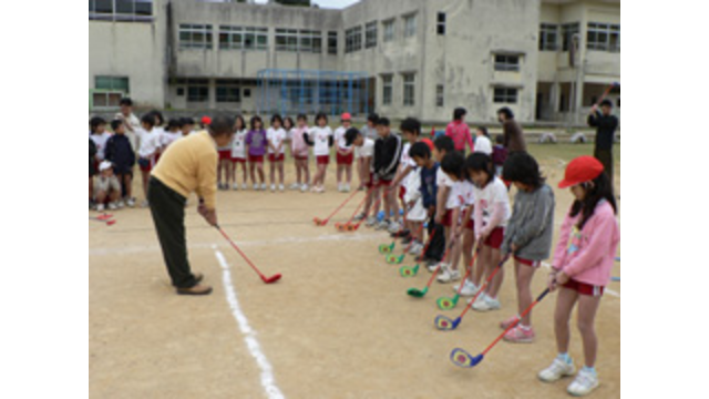 本部町立本部小学校でスナッグゴルフ実技講習を実施（2月29日）