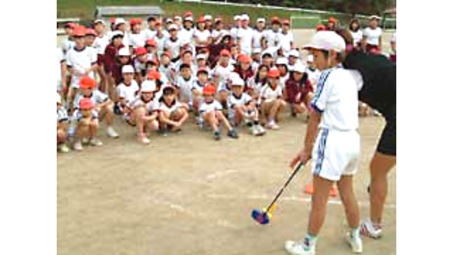 宍戸ヒルズCC近隣小学校のスナッグゴルフ講習が、笠間市の佐城小学校と笠間小学校で行われた。