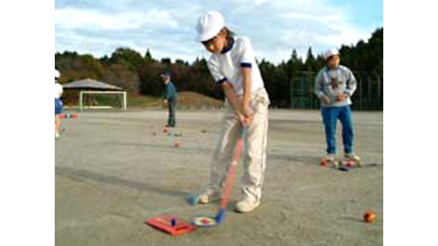 宍戸ヒルズCC近隣小学校のスナッグゴルフ講習が、笠間市の笠間南小学校と稲田小学校の2校で行われた。(11月12日）