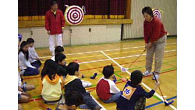 11月29日に、東寺方小学校と南鶴牧小学校のスナッグゴルフ講習が合同で行われた。（11月29日）