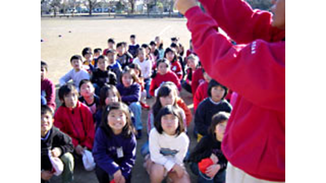 宍戸ヒルズCC近隣小学校のスナッグゴルフ講習が、 岩間町の岩間第一小学校で行われた。（12月10日）