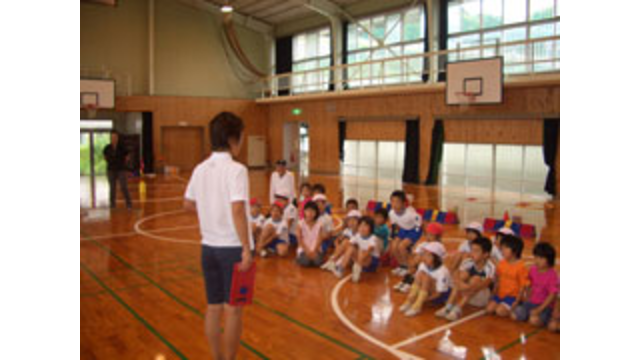 高知市立浦戸小学校でスナッグゴルフ実技講習が行われた（6月19日）