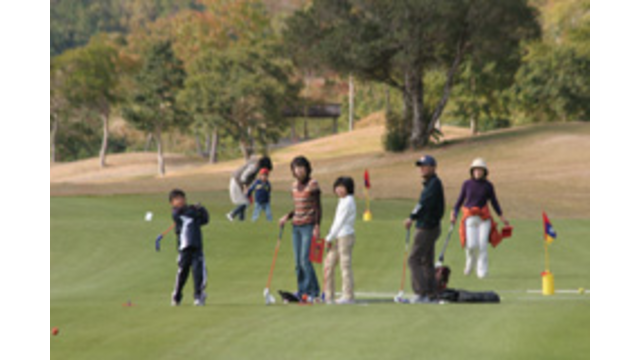カシオワールドオープン会場にて高知県ゴルフ協会が協力してのスナッグゴルフ体験会を実施（11月25日）