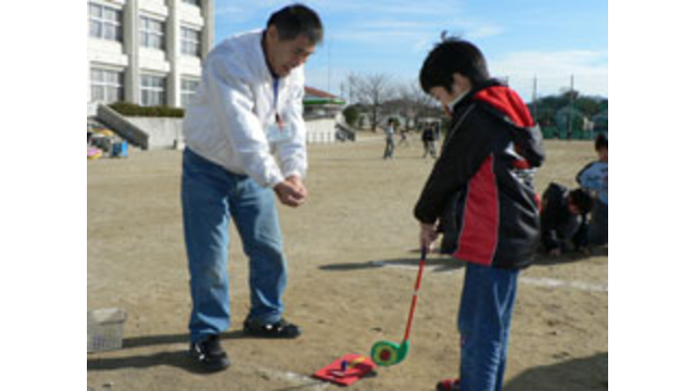 三重県の桑名市立藤が丘小学校にてスナッグゴルフ実技講習を実施（12月19日）