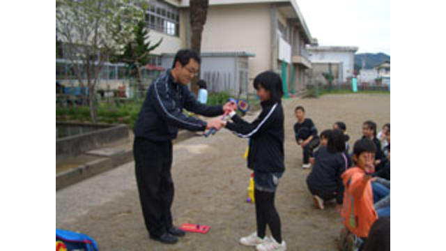 高知県の香美市立船入（ふないれ）小学校でスナッグゴルフ実技講習を実施（4月23日）