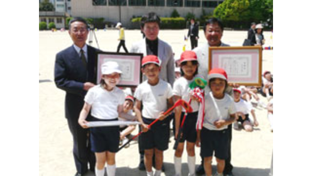 倉本昌弘が広島市立幟町小学校を訪問し子どもたちとスナッグゴルフを楽しむ（5月17日）