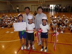 倉本昌弘が広島市立千田小学校を訪れ子どもたちと楽しいひと時を過ごす(7月14日) 日本ゴルフツアー機構 The Official