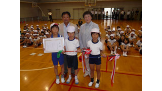 倉本昌弘が広島市立千田小学校を訪れ子どもたちと楽しいひと時を過ごす(7月14日)