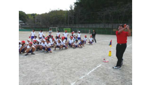 桑名市立深谷小学校でスナッグゴルフ実技講習会を実施（10月12日）