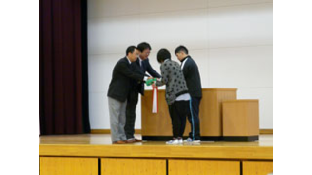伯耆町立岸本小学校でスナッグゴルフ贈呈式が行われた（3月5日）