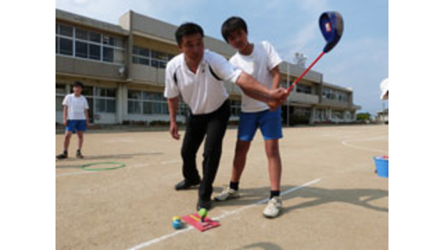 三重県津市立高岡小学校でスナッグゴルフ実技講習会を実施（5月28日）