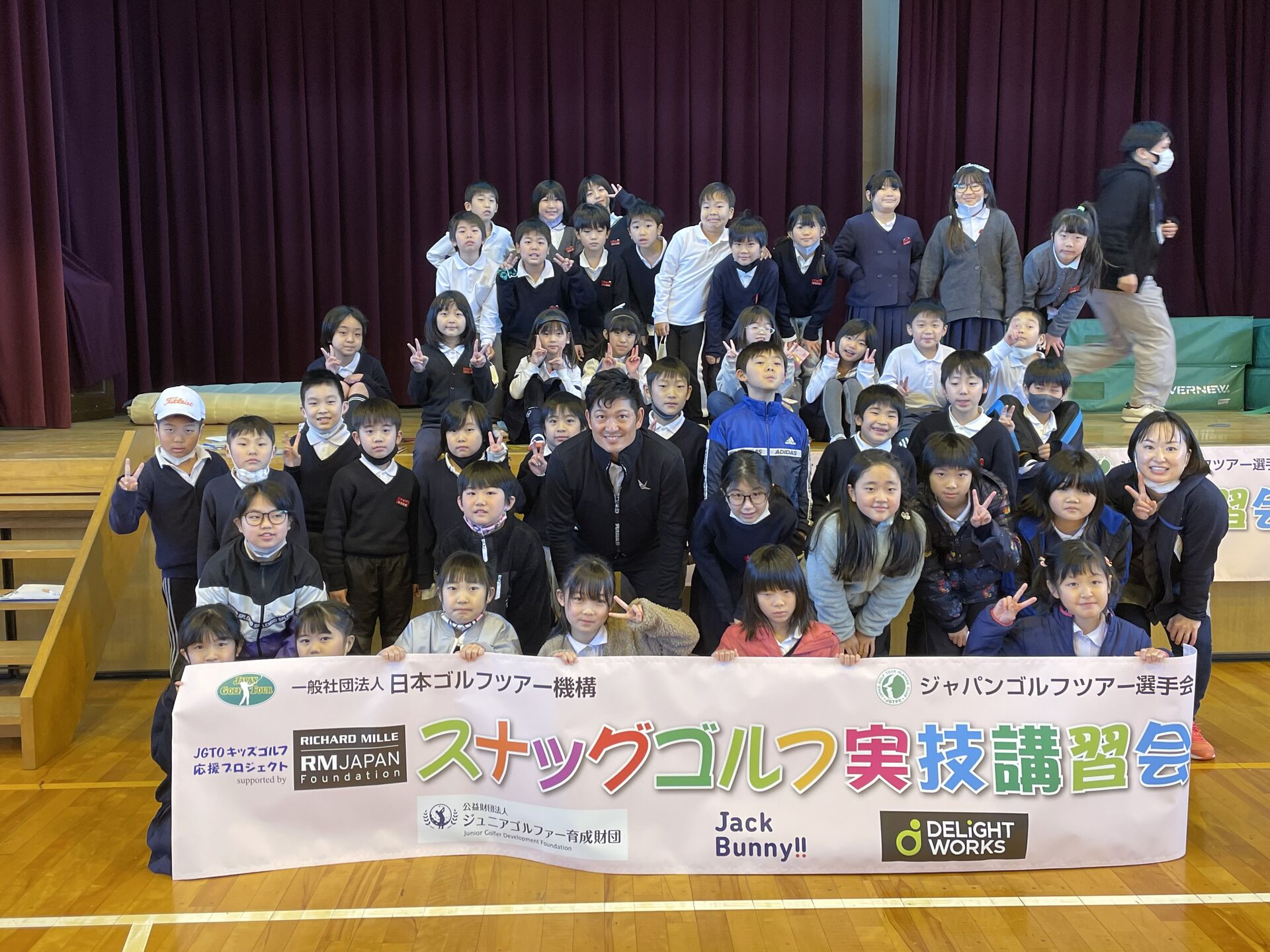 貞方章男が堺市立平尾小学校を訪問しゴルフの楽しさを伝える（1月20日）