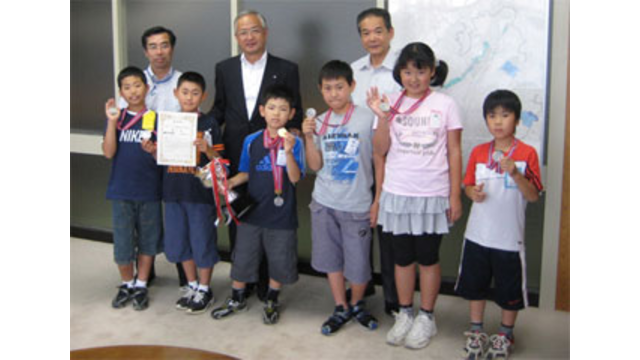 全国大会準優勝の森町立宮園小学校が町長と教育長に結果報告（6月11日）