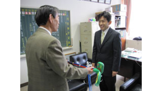 北海道北広島市の2つの小学校にスナッグゴルフ・スクールセットを贈呈（11月11日）