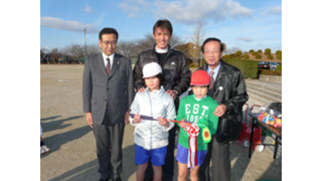 河井博大が各務原市立陵南小学校を訪問しスナッグゴルフを指導（12月17日）