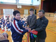 さぬき市立志度小学校でスナッグゴルフ実技講習を実施（12月9日） 日本ゴルフツアー機構 The Official Site of