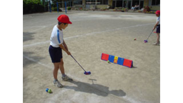 サントリー株式会社から寄贈を受けた印西市立木下小学校にてスナッグゴルフ講習を実施 。（5月17日）