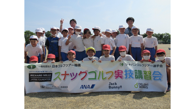 浜松市立内野小学校でクラブ活動選択の60人がスナッグゴルフを学ぶ（6月11日）