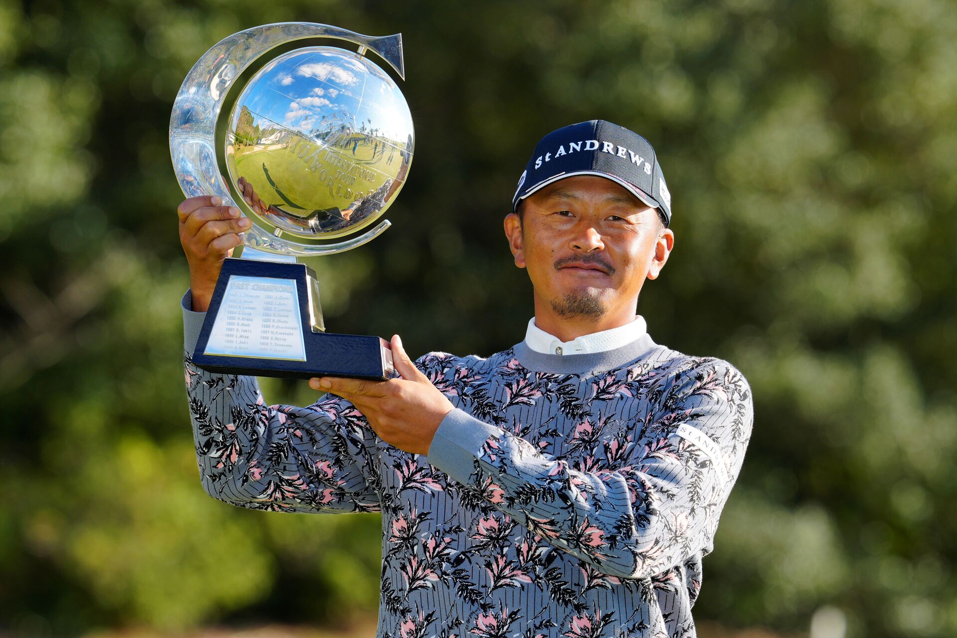 Evergreen Iwata stages fightback to win Casio World Open Golf Tournament