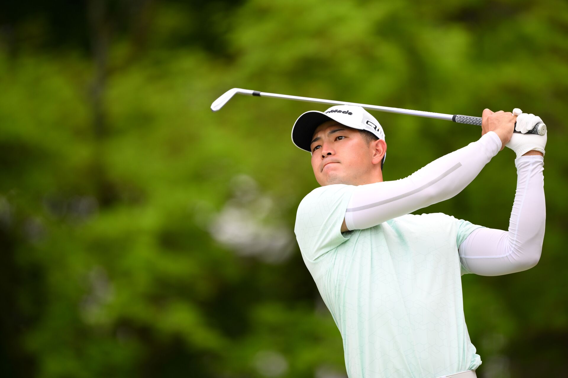 Nakajima overcomes error-prone back-nine to lead