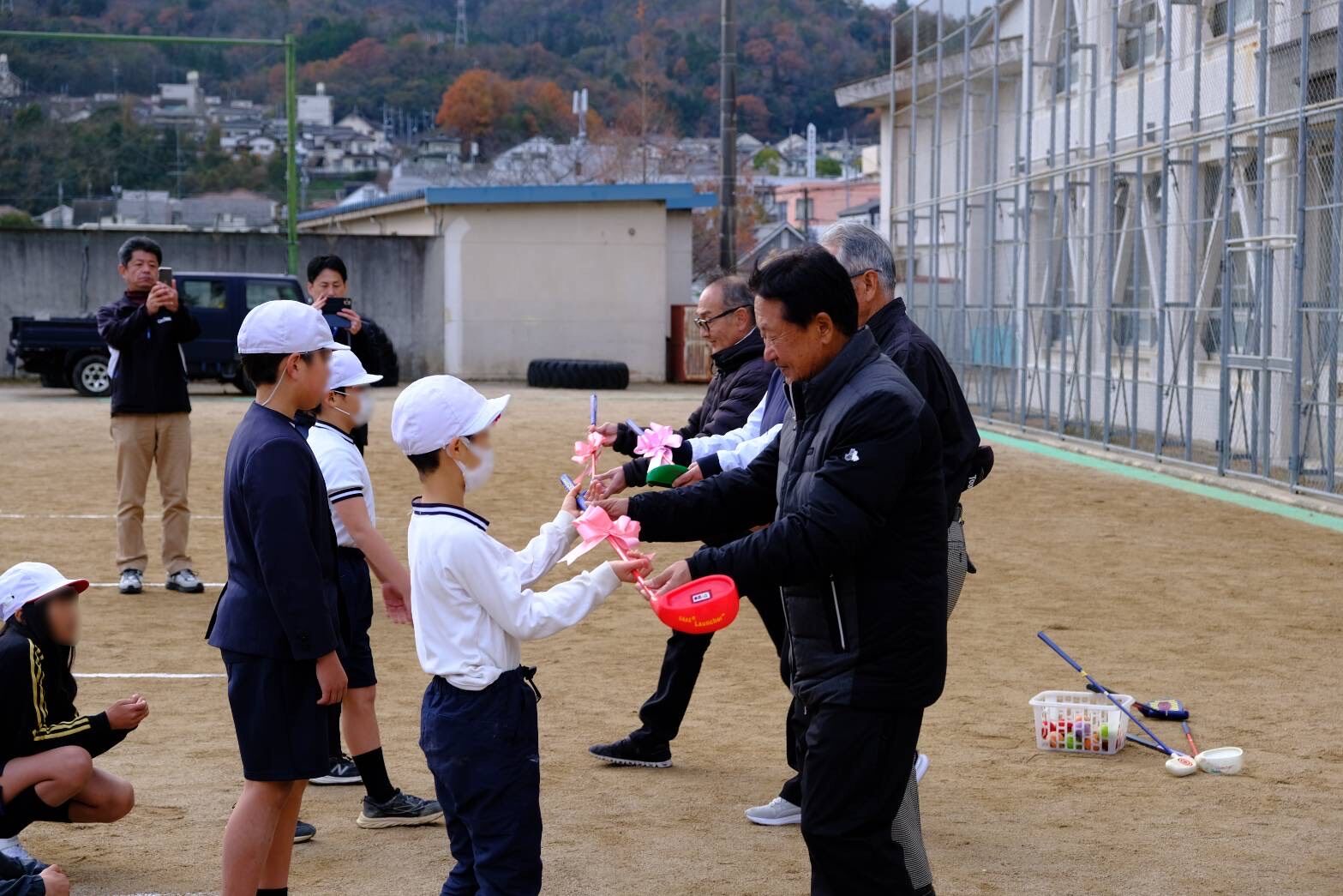 倉本昌弘が寄贈100校目で子どもたちにゴルフの楽しさを伝授 (12月17日) 