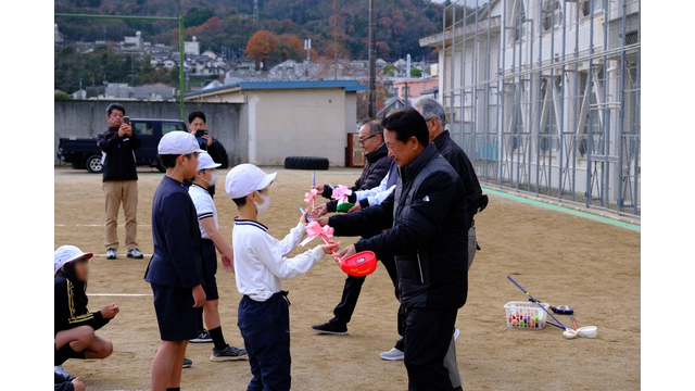 倉本昌弘が寄贈100校目で子どもたちにゴルフの楽しさを伝授 (12月17日) 