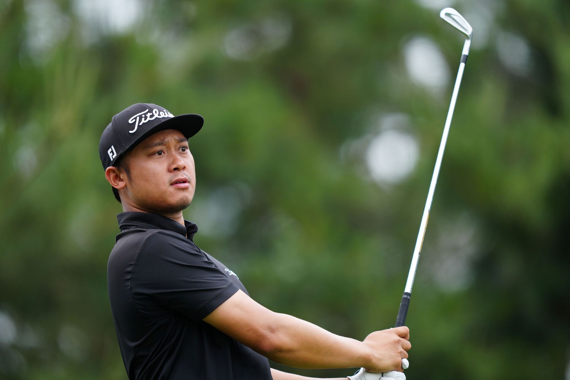 De Los Santos hits top gear to lead