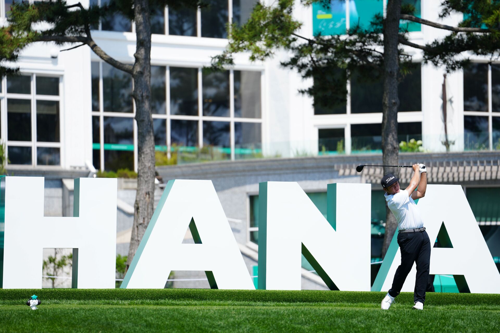 Choi takes charge with a 67 as De Los Santos lurks by one