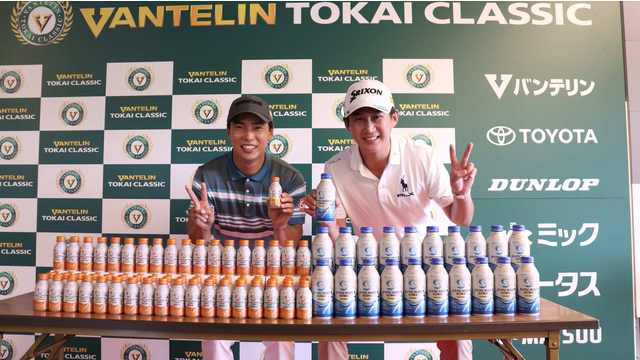 2年ぶり出場の星野と桂川 「バンテリン」と「ホームラン2本」と「2日開幕」と「リベンジ」を掛けてVサイン