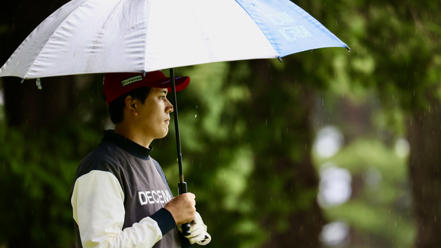 赤キャップがトレードマークの青山晃大が会心のゴルフで単独首位