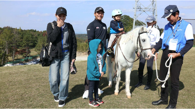 プロもポニーとたわむれた🐎竹安が乗馬体験で埋め合わせ