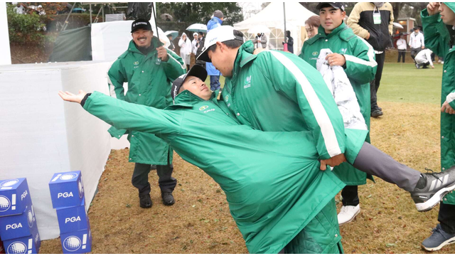 JGTOはセレモニーで大失敗…。その分プレーで魅せます⛳スコア速報&生中継中です