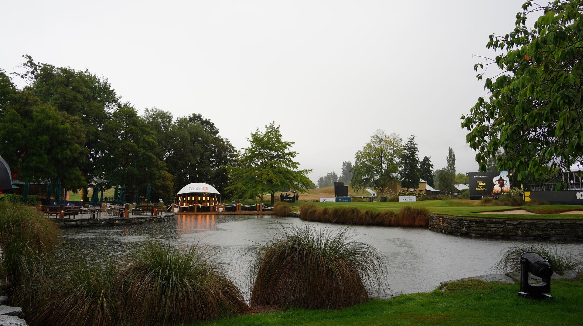 ニュージーランドオープン・プレゼンテッドbyミルブルックリゾートは荒天のためスタートが遅れています