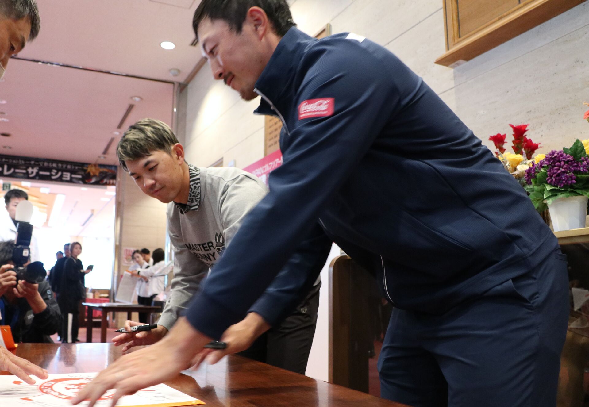 阿久津未来也は中止でも出勤、サイン会を実施