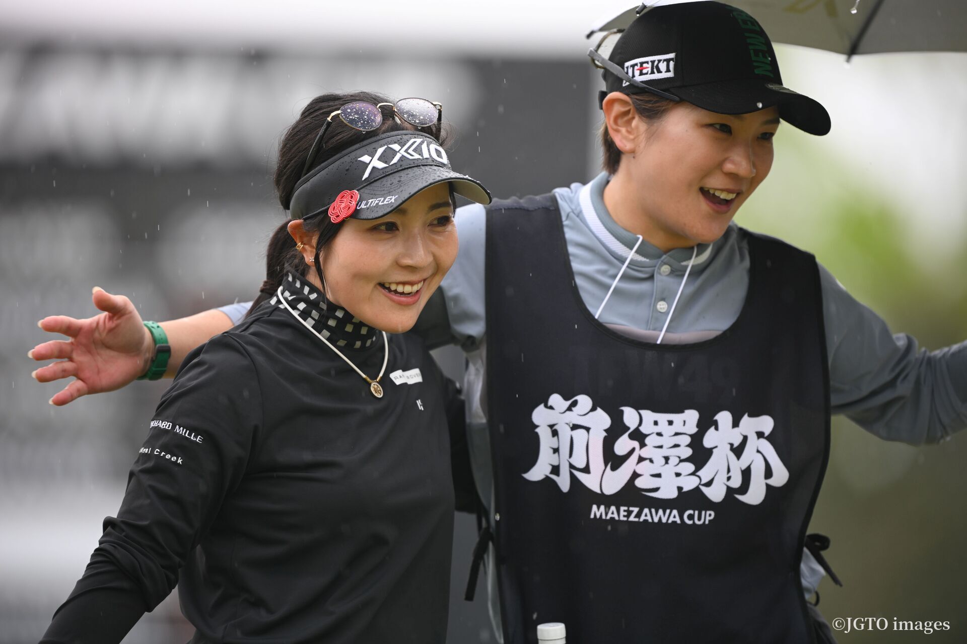 骨折の足で小走り、成田さんと即断即決。青木瀬令奈さんが魅せた史上初のアンダーパープレー