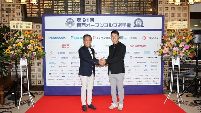 創立100周年の関西ゴルフ連盟へ、阿久津選手会長がお祝いの花を贈呈