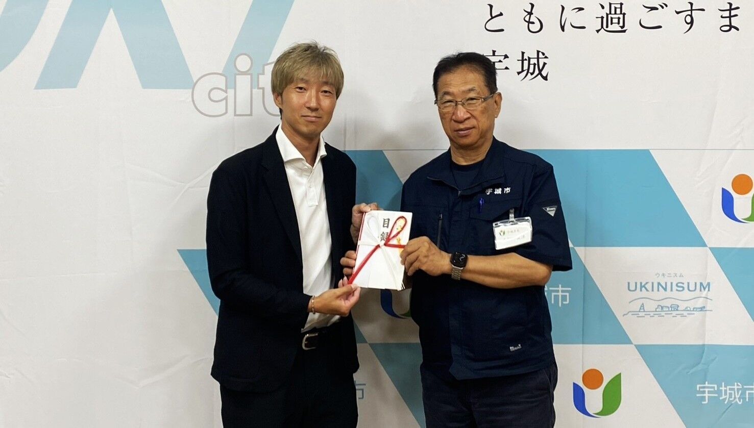 熊本出身の重永亜斗夢が契約メーカーを代表し、宇城市にチャリティ金を寄贈