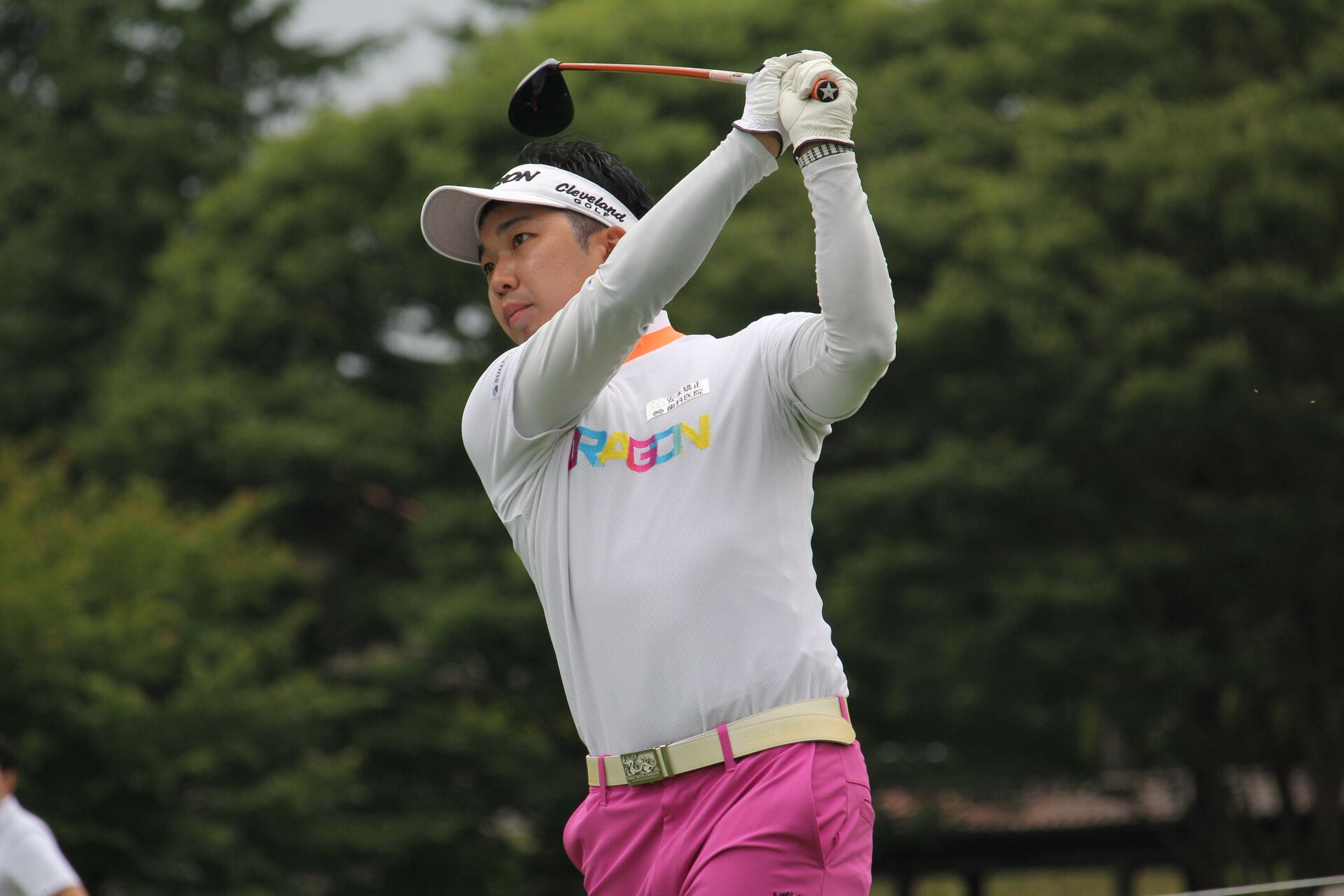 使用2試合目ながら、長尺パターの威力は十分。 2日間で13個のバーディを奪った和田章太郎は1打差の2位に上昇