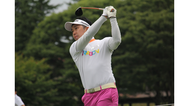 使用2試合目ながら、長尺パターの威力は十分。 2日間で13個のバーディを奪った和田章太郎は1打差の2位に上昇 