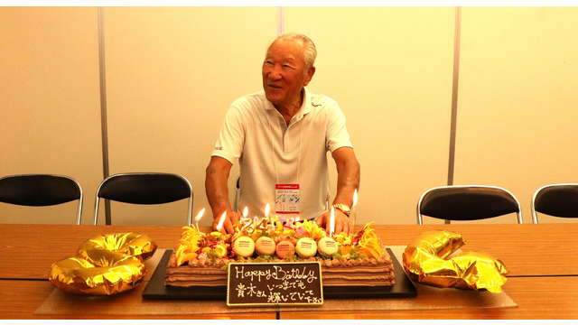 世界のアオキがお誕生日会でエビス顔⇒中継ブースへ📺